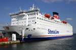Die Stena Scandinavica im Kieler Hafen. Die groen Klappen sind geffnet und die Autos werden bald in die Superfhre fahren.