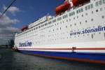 Die Stena Scandinavica von der Seite. Wenn man so neben ihr fhrt merkt man erst wie gro sie ist.