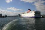 Die Stena Skandinavica am Schwedenkai des Kieler Hafens. Hier von einem Wassertaxi aus fotographiert. Links im Bild steht das heute nicht mehr fahrende Fhrschiff Kronprinz Harald der Color Line(Vorgnger der Color Fantasy,Magic).