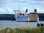 MS STENA FORECASTER IMO9214678, hat seewrts auf der Trave gestoppt, um der traveaufwrts kommenden, schwer beladenen Solveig K., die Mitte des Fahrwasser an einer Engstelle zu berlassen...