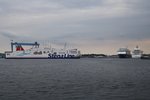 Während die Mein Schiff 4 und AIDAvita noch fest vertäut am Ostseekai liegen, verlässt die Stena Scandinavica Kiel in Richtung Göteborg.