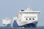 STENA LIVIA (Stena Line, IMO 9420423) und PETER PAN (TT-Line, IMO 9217242) am 13.08.2021 in der Ostsee vor Lübeck-Travemünde