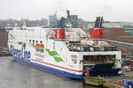 STENA SCANDINAVICA (IMO 9235517) am 10.02.2023 in Kiel. Das Schiff hat gerade festgemacht und die Heckklappe öffnet sich.