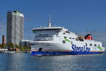 Das Fährschiff STENA LIVIA (IMO: 9420423) kommt gerade in Travemünde an, so gesehen im Mai 2023.