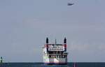 Überflug Seaking der Marineflieger nahe Fährschiff Skane | Rostock - Warnemünde | Juli 2023