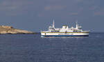 Am 02.10.2007 kommt die Ta’Pinu (IMO 9176307), Namensgeber der gleichnamigen Schiffsklasse aus 3 Fährschiffen, auf ihrer Fahrt von Sa Maison auf der Hauptinsel nach Mġarr an der Südwestspitze von Gozo vorbei, links ist noch die St. Anthony Battery zu sehen. Die Strecke zwischen Mġarr und Sa Maison in der Nähe der Hauptstadt Valetta ist erheblich länger als die kurze Fahrt über den Gozokanal und wurden vor allem für den Schwerverkehr durchgeführt, der den Weg über die engen und steilen Straßen nach Ċirkewwa einsparen konnte. Das Foto ist von der kleinen Insel Comino entstanden, man hat von dort einen idealen Blick in Richtung Gozo.