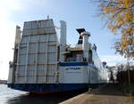 Das 176m lange Fährschiff TOM SAWYER am 10.11.22 in Swinemünde