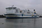 Die TT-Line Fähre Tinker Bell auf dem Seeweg von Travemünde nach Trelleborg via Rostock beim Auslaufen am 12.01.2023 in Warnemünde.