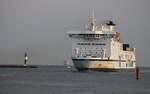 Die TT-Line Fähre Tom Sawyer auf dem Seeweg von Trelleborg nach Rostock beim Einlaufen am 01.06.2025 in Warnemünde,weiter hinten kam Aidamar.