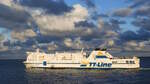Hafen Rostock am 21.11.25 mit der ausgehenden 220m langen F�hre (IMO:9217242) TINKER BELL.