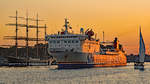 URD verlässt am 13.10.2018 im Licht der untergehenden Sonne den Hafen von Lübeck-Travemünde.