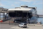 Die 2000 in Australien gebaute VILLUM CLAUSEN (IMO 9216250) liegt am 24.08.2016 in ihrem Heimathafen Rønne auf Bornholm. Diese Katamaran-Fähre ist 86,60 m lang und 24 m breit. Sie kann 186 Fahrzeuge und 1.037 Passagiere befördern. Die Höchstgeschwindigkeit liegt bei 49,5 kn, dafür stehen aus zwei Gasturbinen 36.000 kW zur Verfügung. Die VILLUM CLAUSEN fährt unter dänischer Flagge.