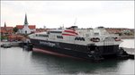 Die 2000 in Australien gebaute VILLUM CLAUSEN (IMO 9216250) liegt am 28.08.2016 in ihrem Heimathafen Rønne auf Bornholm. Diese Katamaran-Fähre ist 86,60 m lang und 24 m breit. Sie kann 186 Fahrzeuge und 1.037 Passagiere befördern. Die Höchstgeschwindigkeit liegt bei 49,5 kn, dafür stehen aus zwei Gasturbinen 36.000 kW zur Verfügung. Die VILLUM CLAUSEN fährt unter dänischer Flagge.