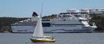 MS Viking Cinderella und ein Segler in Stockholm im Juli 18