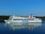 Tallinks  Victoria I  in den Stockholmer Schären am 02.08.19, von der Baltic Princess aus fotografiert - ihre Seitenlinie kommt hier gut zur Geltung. 