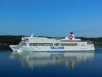 Tallinks  Victoria I  in den Stockholmer Schären am 02.08.19, von der Baltic Princess aus fotografiert - ihre Seitenlinie kommt hier gut zur Geltung.