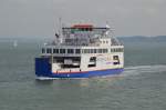 Am 04.10.2015 ist die WIGHT SKY der Wightlink beim Fähreinsatz zwischen Lymington und Yarmouthder auf der Isle of Wight.