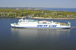 Das Fährschiff »Wolin« der Unity Line auf der Swine von Laternia morska (Leuchtturm Swinemünde) aus gesehen.
