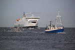 Fahrgastschiff Jasmund und Scandlines Fähre Copenhagen im Seekanal vor Warnemünde.22.12.2017
