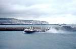 Eine der beiden zu diesem Zeitpunkt noch eingesetzten Hovercraft SR.N4 Mk III von Hoverspeed erreicht im April 1992 den Hafen von Dover. Technische Angaben: Leergewicht 265 Tonnen, Maximalgewicht 320 Tonnen, Länge 56,38 m, Breite 23,77 m, Leistung 4x 3.800 PS, Reisegeschwindigkeit 60 Knoten, Höchstgeschwindigkeit 70 Knoten. Die SR.N4 Mk III konnten bis Windstärke 9 eingesetzt werden und boten Platz für 418 Passagiere und 52 Pkw, der Propellerdurchmesser betrug 6,40 m. Am 14.09.1995 legte die SR.N4 Mk III  The Pincess Anne  die Strecke von Calais nach Dover in der Rekordzeit von 22 Minuten zurück. Letzter Betriebstag der Hovercraft war der 01.10.2000.