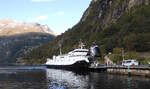 Das 69m lange Fährschiff BOLSOY am 24.09.23 in Geiranger