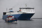 Die Finnlines Fähre Finnpulp auf ihrem Seeweg von Hanko nach Rostock-Überseehafen beim Einlaufen in Warnemünde am Abend des 31.05.2019 neben an wollte die Barents-See mit aufs Bild