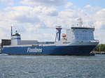 Die Finnlines Fähre Finnkraft auf ihrem Seeweg von Helsinki nach Travemünde via Rostock-Überseehafen beim Auslaufen am Mittag des 16.05.2020 in Warnemünde.