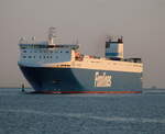 Das Finnlines RO-RO Schiff Finntide auf ihrem Seeweg von Helsinki nach Aarhus via Rostock beim Einlaufen in Warnemünde,weiter hinten kam dann schon die Aidamar.21.07.2024