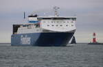 Das Ro-Ro Schiff Finnpulp auf dem Seeweg vom finnischen Hanko nach Rostock-Überseehafen beim Einlaufen am 12.10.2025 in Warnemünde.