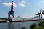 MS PAULINE RUSS, IMO 9198989 hat am Seelandkai in Lbeck-Herrenwyk festgemacht und bernimmt Trailer und Container per TUGMASTER...