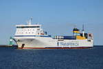 Die 153,9 m lange RoRo-Güter Fähre Seagard der Reederei Transfennica auf ihrem Seeweg von Kotka nach Lübeck beim Einlaufen in Warnemünde am 19.04.2020