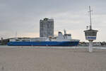 Das Fährschiff THULELAND (IMO: 9343261) verlässt Travemünde, so im Mai 2023 vom Priwaller Strand aus gesehen.