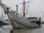 Im Hafen von Jakarta auf der Insel Java/Indonesien liegt dieses Schiff und wartet darauf, beladen zu werden (13.09.2008)