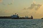 Ein Spezialschiff zum Transport von Yachten in Martinique.