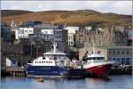 Im Hafen von Lerwick liegen links die 1992 gebaute Fhre LEIRNA (IMO 9050199) und die 1996 gebaute NORHOLM (IMO 9139567). Die LEIRNA ist 32,45 m lang, 10,7 m breit, hat eine GT von 420 und eine DWT von 170. Sie kann 96 Passagiere und 19 Fahrzeuge transportieren und wird auf der Strecke Lerwick - Bressay eingesetzt. Die NORHOLM ist ein Lebendfischtransporter mit einer Lnge von 32,6 m, einer Breite von 8 m, einer GT von 296 und einer DWT von 320 t. Beide Schiffe haben Lerwick (Grobritannien) als Heimathafen. 22.09.2012