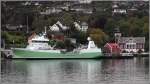 Die 2009 gebaute OYSTRAND (IMO 9443994) liegt am 25.09.2012 im Brattholmen. Sie ist ein Lebendfischtransporter unter norwegischer Flagge mit einer Lnge von 62 m, einer Breite von 12 m, einer GT von 1.226 und einer DWT von 1.400 t. 