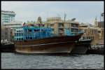 Ein hlzernes Frachtschiff liegt im Dubai Creek vor Anker.