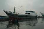 Ein Holzschiff in Jakarta