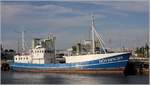 Die HÖVDINGEN (IMO 6716821) ist der ehemalige Fischkutter GG 504 ORION. Welchen Zweck die HÖVDINGEN heute erfüllt, ist mir nicht bekannt. Evtl. ist sie ein Vereinsfahrzeug des Malmö FF, dessen Logo am Steuerhaus prangt. Hövdingen war der Spitzname des früheren Vereinsvorsitzenden Eric Persson (1898-1984). Das Schiff ist 33,66 m lang und 6,61 m breit und wurde 1966 auf der VEB Rosslauer Schiffswerft gebaut. Gesehen in Malmö am 27.07.2018 in Malmö.