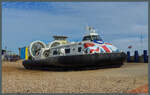 Die ISLAND FLYER (IMO: 9737797) der Hovertravel pendelt am 25.04.2026 zwischen Portsmouth und Ryde. Hier schwebt das Luftkissenboot �ber den Strand von Portsmouth.