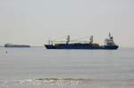 Der Frachter Alstern bei der Einfahrt in die Schelde.