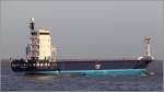 Die 2014 gebaute ARCTIC ROCK (IMO 9650901) passiert am 09.12.2015 Cuxhaven. Sie ist 92 m lang und 14 m breit, hat eine GT/BRZ von 2.989 und eine DWT von 3.285 t. Heimathafen ist Urk (Niederlande). Früherer Name: ARCTIC.