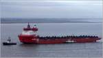 Die 2016 gebaute AUDAX (IMO 97638370) fährt weseraufwarts, um in Nordenham-Blexen anzulegen und Monopiles für Offshore-Windenergieanlagen in Ostasien zu laden. Das Schwerlastschiff ist 206,3 m lang und 43 m breit, hat eine GT/BRZ von 34.146 und eine DWT von 28.899 t. Heimathafen ist Willemstad (Curacao). Die für das Anlegemanöver erforderlichen Schlepper sind bereits in Position. Die WESERLOTSE nimmt noch den Lotsenwechsel vor. 26.12.2019