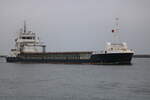 Der englische Frachter BALTIC MOON auf dem Seeweg von Kalundborg nach Rostock beim Einlaufen am Mittag des 22.12.2021 in Warnemünde.