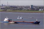 Die 2009 gebaute CECILIA (IMO 9433353) am 17.10.2010 Weser abwrts fahrend. Sie ist 116 m lang, 16 m breit und hat eine GT von 4.723. Heimathafen ist St. John's (Antigua and Barbuda). Lngsseits fhrt das Lotsenboot KAPITN STOEWAHSE und im Hintergrund sind Weserfischer zu sehen. 