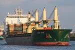 Frachtschiff CHIPOL TAIAN (IMO 9509621); Datum: 08.08.2025; Aufnahmeort: Elbe/Hafen Hamburg, Deutschland. Das Bild zeigt die CHIPOL TAIAN beim Auslaufen auf Höhe des Anlegers Dockland.