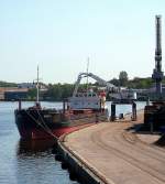 MS DUNE 2 IMO 8728048 liegt am Lbecker Konstinkai um Rundholz zu laden...
Aufgenommen: 25.5.2012