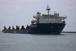 Die Dongbang Gigant No.6 auf dem Seeweg von Vlissingen nach Rostock beim Einlaufen in Warnemünde.12.02.2023