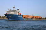 Die Dongbang Gigant No.6 auf dem Seeweg  von Rostock nach Vlissingen beim Auslaufen am Abend des 26.05.2023 in Warnemünde.