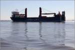 Die 2009 gebaute EIT PALMINA (IMO 9538892) ist am 06.04.2015 Höhe Bremerhaven Weser aufwärts unterwegs. Dieses Schwergutschiff ist 142 m lang, 23 m breit, hat eine GT/BRZ von 12.679 und eine DWT von 9.490 t. Die beiden Krane haben jeweils eine Tragfähigkeit bis zu 350 t. Heimathafen ist St. John's (Antigua and Barbuda). Frühere Namen: HYUNDAI BRITANIA, SCAN BRITANIA.